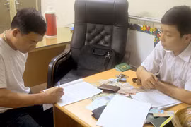 Hai vợ chồng "cưỡi" ô tô đến chợ, vỉa hè tiêu tiền giả