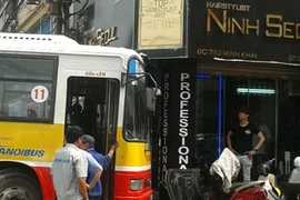 Xe buýt mất lái đâm vào tiệm tóc