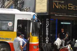 Xe buýt mất lái đâm vào tiệm tóc