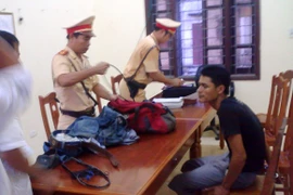 Kiểm tra vi phạm an toàn giao thông, lộ ra súng và đồ câu trộm chó