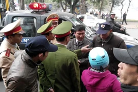 Va chạm giao thông, hai chủ xe “hỗn chiến” náo loạn đường phố