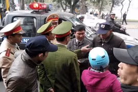 Va chạm giao thông, hai chủ xe “hỗn chiến” náo loạn đường phố