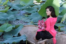 Thiếu nữ duyên dáng cùng hoa sen