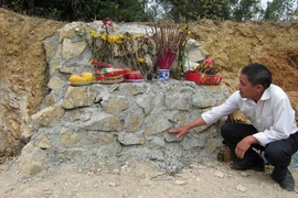 Phát hiện ngôi mộ cổ kỳ lạ khi đào đất trên đỉnh núi