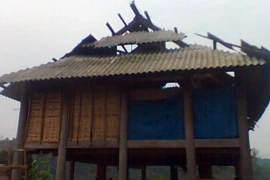 Sét đánh tan tành 3 nhà dân, nhiều người thoát chết 