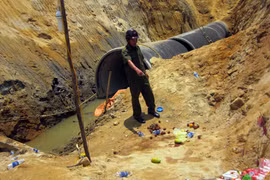 Bị ống nước đè, 3 công nhân thương vong