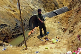 Bị ống nước đè, 3 công nhân thương vong