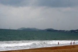 Tắm biển Nha Trang, một học sinh bị sóng cuốn chìm 