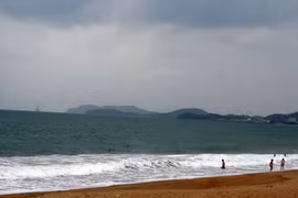 Tắm biển Nha Trang, một học sinh bị sóng cuốn chìm 