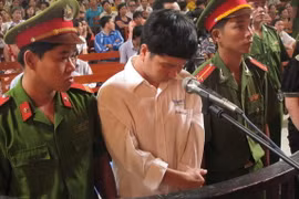 Thầy giáo tạt a xít 4 đồng nghiệp, nhận án 4 năm tù giam