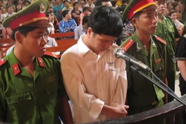 Thầy giáo tạt a xít 4 đồng nghiệp, nhận án 4 năm tù giam