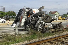 Tàu hỏa đâm nát xe tải, tài xế bị thương nặng