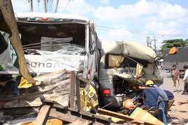  Xe ben tông nát xe khách, nhiều người thoát chết
