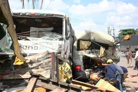  Xe ben tông nát xe khách, nhiều người thoát chết