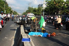 Xe ba gác tông dải phân cách, người đàn ông chết thảm