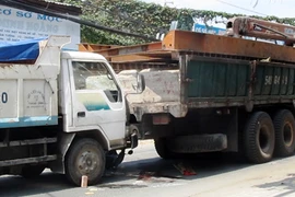 Xe ben tông xe máy, ép chết người đàn ông dính chặt đuôi xe cẩu