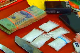 Đang tuần tra, CSGT bắt gọn 3 đối tượng tàng trữ ma túy đá