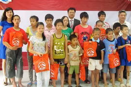 Khám bệnh và phát thuốc miễn phí cho người già và trẻ em tàn tật