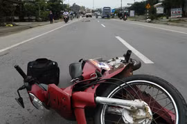 Xe khách tranh thủ chạy Tết cán chết cụ già