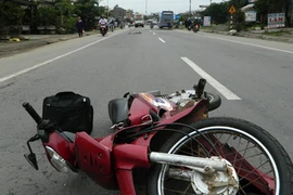 Xe khách tranh thủ chạy Tết cán chết cụ già