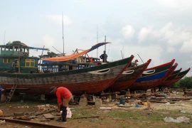 Ngư dân nâng cấp công suất tàu cá để vươn khơi, bám biển