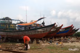 Ngư dân nâng cấp công suất tàu cá để vươn khơi, bám biển