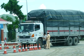 Tóm gọn 2 “cò” dẫn xe tải vượt trạm cân