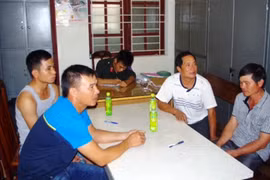 Bốn cán bộ Cảng Hải Phòng bị bắt khi đánh bạc trong khách sạn ở Hà Tĩnh