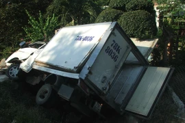 Xe đông lạnh nhào xuống mương, hai người thoát chết