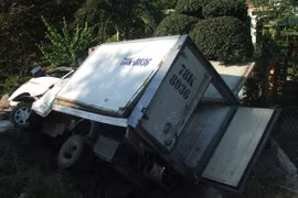 Xe đông lạnh nhào xuống mương, hai người thoát chết