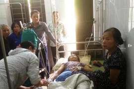 Cứu sống một phụ nữ bị cuốn chân vào máy làm gạch