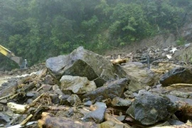 Hà Tĩnh: Quốc lộ 8A bị sạt lở nghiêm trọng