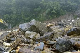 Hà Tĩnh: Quốc lộ 8A bị sạt lở nghiêm trọng