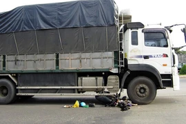 Cha 49, con 13 tuổi, may mắn thoát chết sau va chạm với xe tải