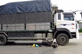 Cha 49, con 13 tuổi, may mắn thoát chết sau va chạm với xe tải