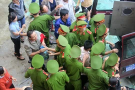 78 năm tù cho nhóm thanh niên hiếp dâm tập thể 1 bé gái 