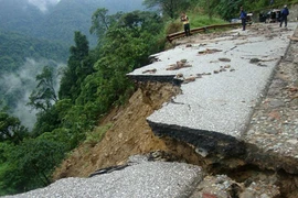 Mưa lũ khiến nhiều đoạn quốc lộ 8A bị sạt lở, biến mất