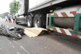 Lái xe ôm vượt ẩu bắt khách, bị xe rờ-moóc cán thiệt mạng