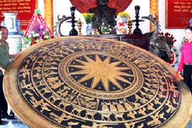 Chế tác trống đồng khổng lồ bằng vỏ gáo dừa