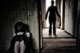 Lẻn vào nhà hàng xóm hiếp dâm cháu gái đang ngủ