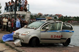 Đi câu cá “trúng” xe ô tô taxi trong có một xác chết