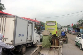 QL1A: Sửa đường, ôtô nối đuôi nằm "chết dí" 5km