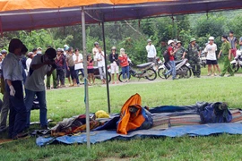 Đưa thi thể 3 phu vàng bị chết ngạt ra khỏi hầm vàng