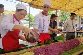 Cặp bánh tét có trọng lượng gần 810 kg dâng cúng các anh hùng liệt sĩ