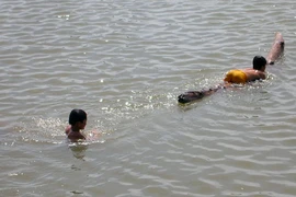 5 học sinh rủ nhau tắm sông, 1 cháu bé bị tử vong