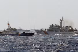 Tàu Trung Quốc mở họng pháo uy hiếp tàu Cảnh sát biển Việt Nam