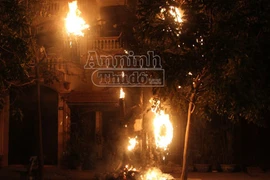 Hà Nội: Cột điện bốc cháy sáng rực cả phố Trúc Khê