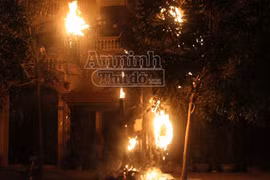 Hà Nội: Cột điện bốc cháy sáng rực cả phố Trúc Khê