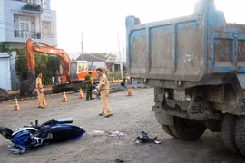 Vào công trình thăm cha, nam sinh viên bị xe tải cán chết