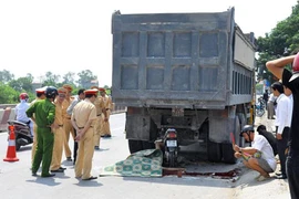 Lao thẳng vào ô tô đang đỗ, hai thanh niên chết thảm
